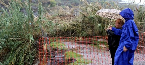 Susana Feixas y Gloria Chica en el barranco 'El Clerigo' observando los daños causados por las intensas lluvias
