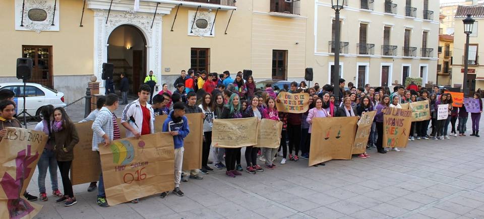 Alumnos del IES La Zafra frente a las puertas del Ayuntamiento con pancartas rechazo violencia de género 2