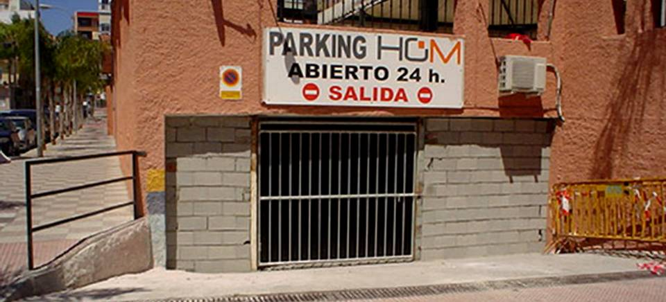 Aparcamiento del Mercado Municipal de Almuñécar cerrado