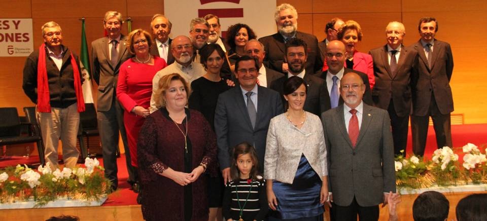 Autoridades con los galardonados con los premios Diputación de Granada
