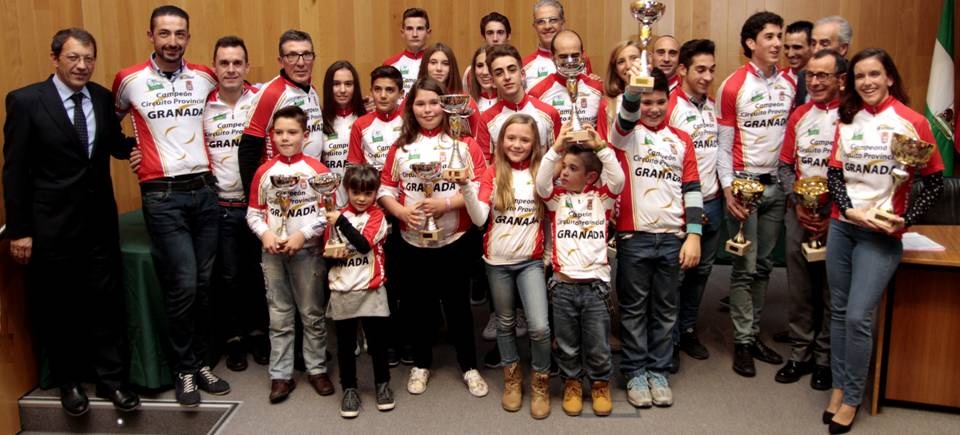 Diputación recibe un premio por su labor de apoyo al ciclismo granadino