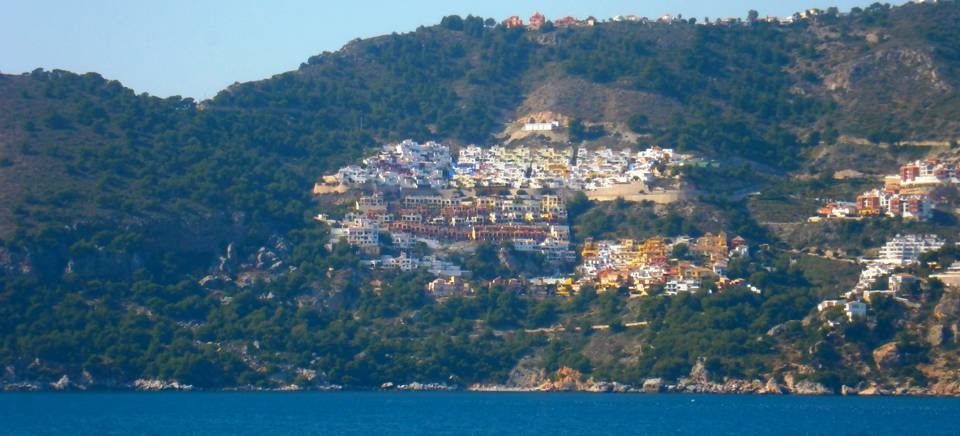 Urbanización Cármenes del Mar en Almuñécar El Consistorio sexitano declara la emergencia en la zona de deslizamiento de la urbanización Cármenes del Mar