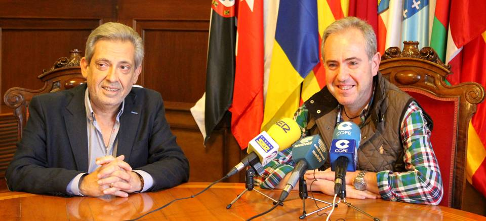 El historiador, Manuel Domínguez, junto al concejal de Cultura, Francisco Ruiz, en la presentación de la revista 'Qalat'