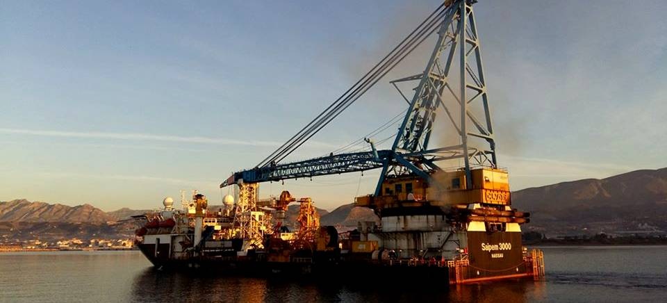 El Saipem, un barco con una grúa con capacidad para cargar 2.400 toneladas, atraca en el Puerto de Motril