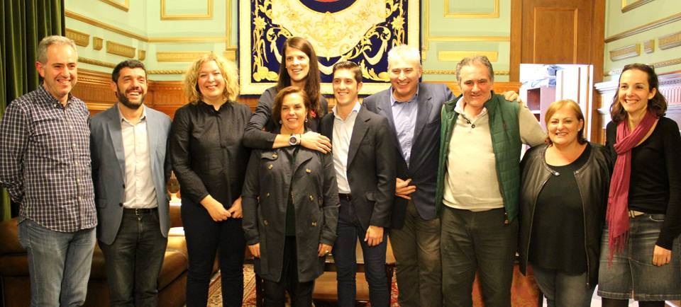 La alcaldesa, Flor Almón, el teniente de alcalde, Antonio Escámez, y miembros del equipo de Gobierno junto a la atleta olimpica Ruth Beitia 2