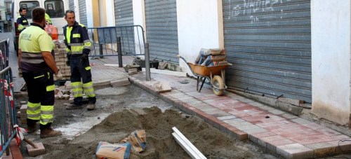 La concejalía de Mantenimiento sustituye gran parte del adoquinado en seis calles del Centro Comercial Abierto