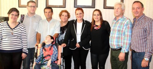 La familia de Raúl recibe la recaudación de la paella solidaria