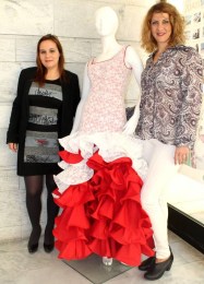 LA RIFA DE UN TRAJE DE FLAMENCA DE LA DISEÑADORA NOEMÍ BARAJAS RECAUDARÁ CARAMELOS PARA LA CABALGATA