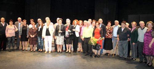 Los matrimonios de mayores que cumplen sus bodas de oro reciben un homenaje en la Villa