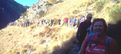 Más de 40 senderistas sexitanos recorrieron los Alayos de Dílar en una jornada otoñal soleada