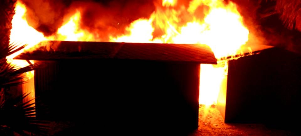 Quemados tres módulos de servicios de playa frente a la urbanización Las Góndolas de Almuñécar