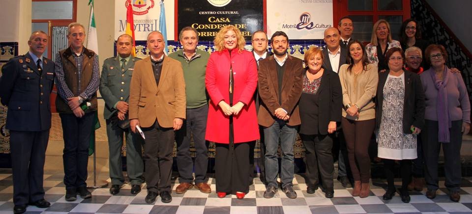 Autoridades y miembros de asociaciones tras el acto de homenaje a la Constitución