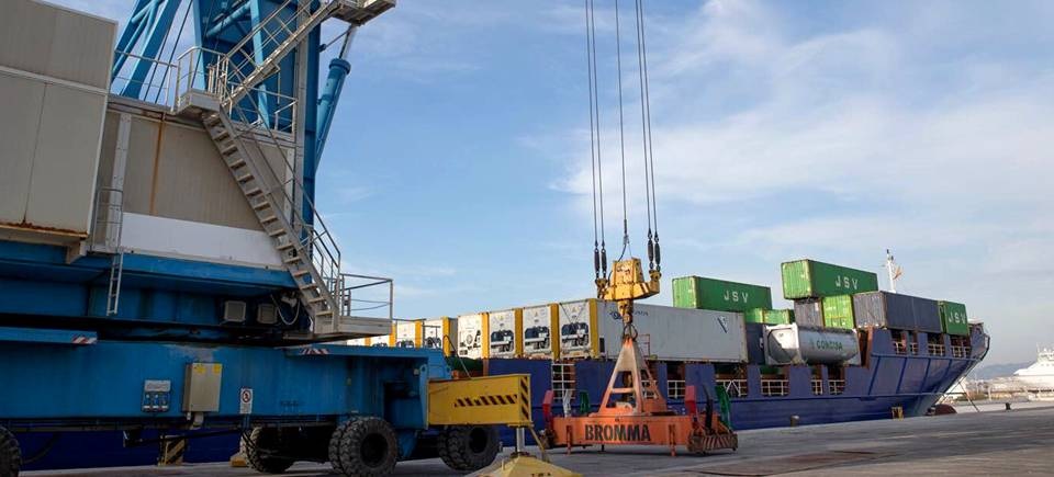El barco portacontenedores operando en Azucenas