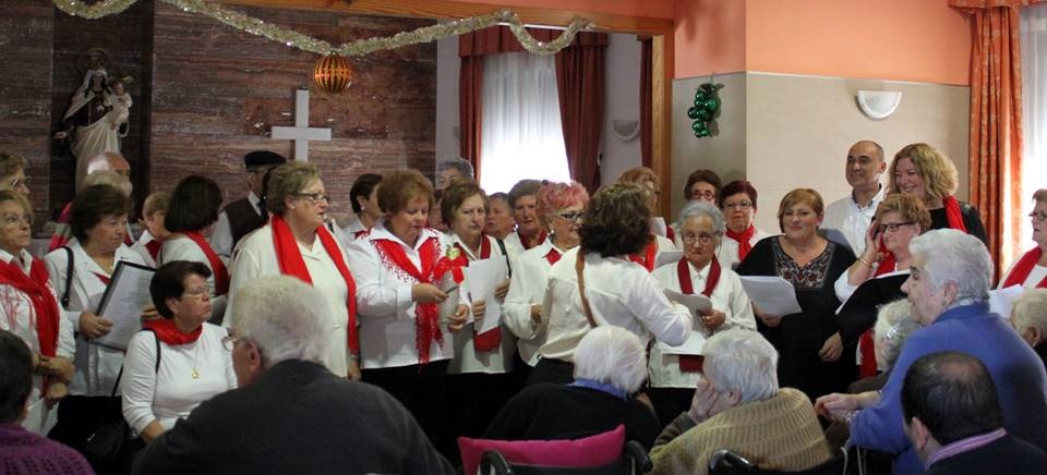 El Coro de los Talleres Municipales anima la Navidad de los mayores motrileños