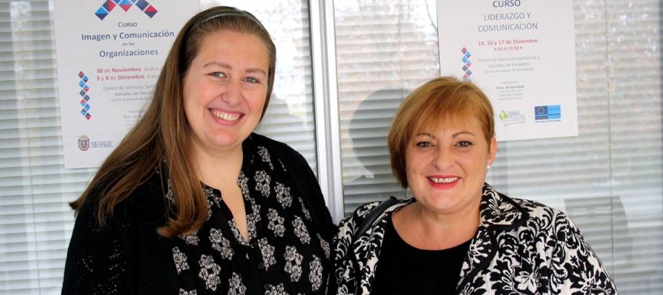 La teniente de alcalde Susana Feixas (dcha) y la profesora del curso, Diana Rubio