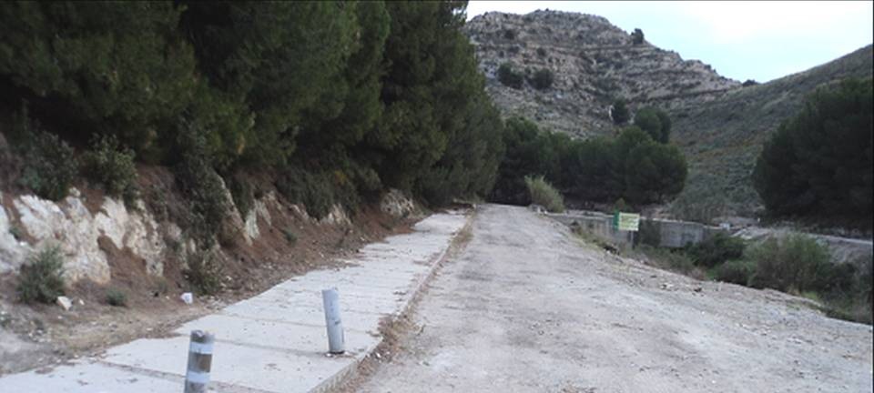La consejería de Medio Ambiente limpia y acondiciona la carretera del ‘Cortijo Cordobilla’ a instancias del Ayto.
