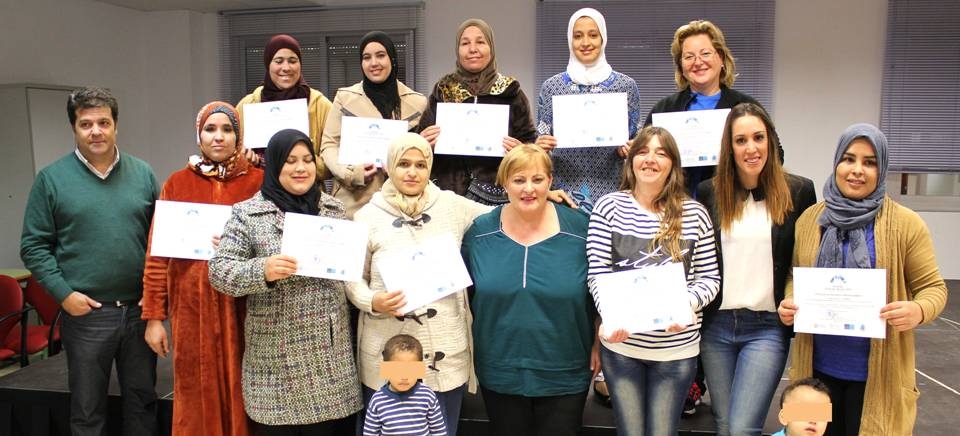 Las participantes en los cursos sobre Ocio, Salud y Deporte del Plan Urban posan junto con Susana Feixas y los representantes del Centro Deportivo de Los Álamos