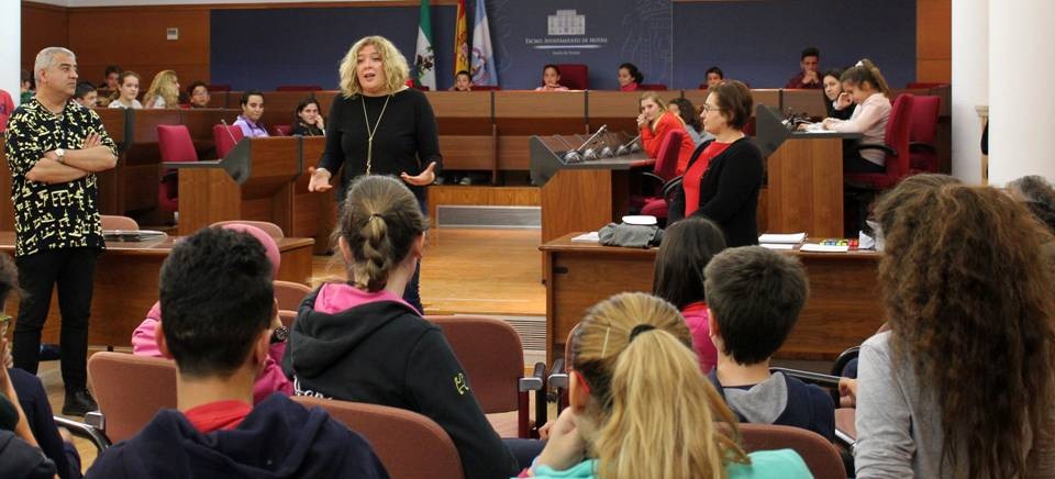 Los escolares motrileños aprenden el funcionamiento y la organización del Ayuntamiento en el ‘Pleno Escolar’