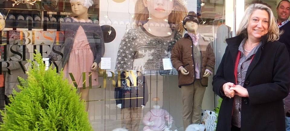 Trinidad Herrera, alcaldesa de Almuñécar, frente a un escaparate en la calle Real