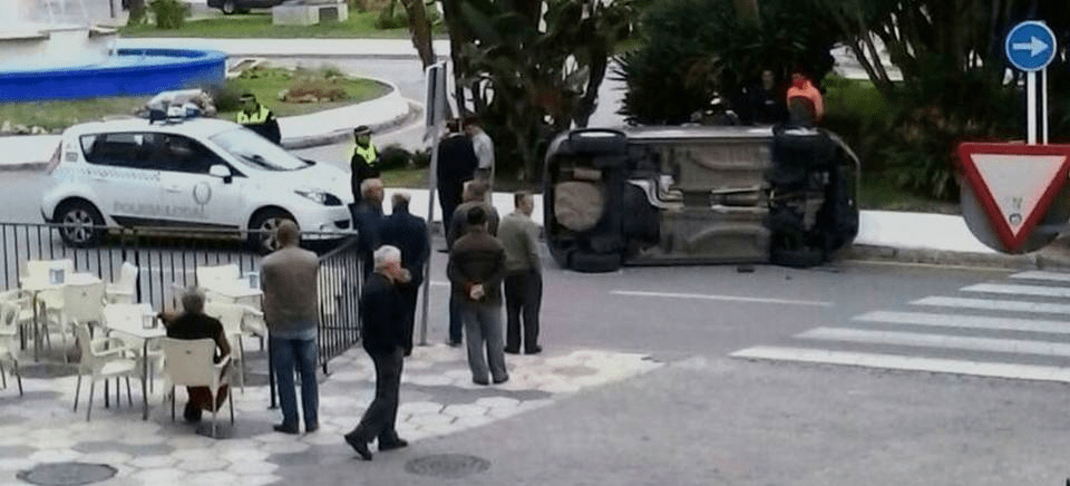 Aparatoso y extraño accidente de tráfico en el centro urbano de Almuñécar