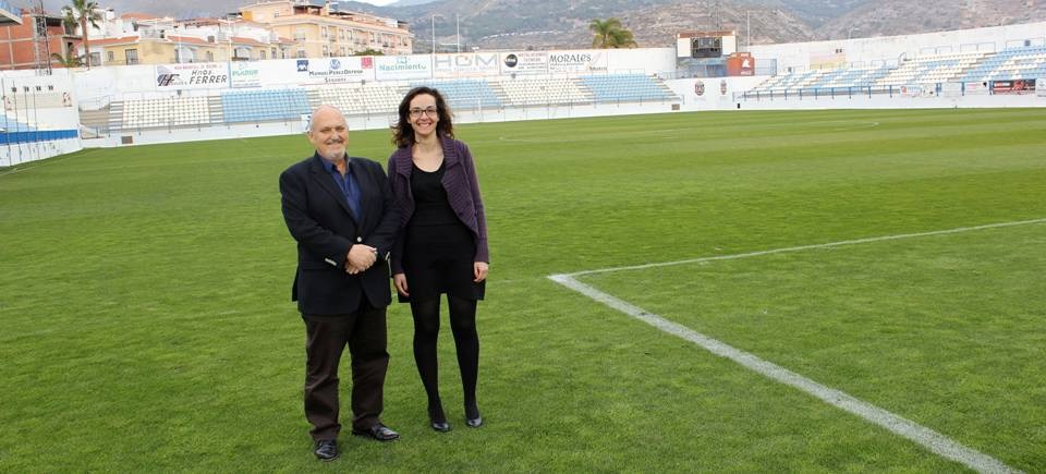 El Ayuntamiento regenera el césped del Estadio Municipal Escribano Castilla