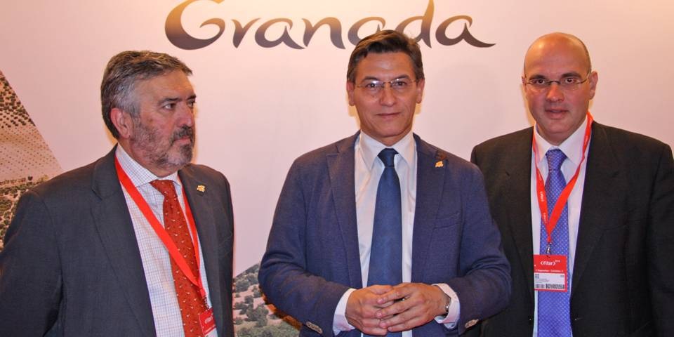 Francisco Rodríguez, Luis Salvador y Raúl Fernández, en el stand de Granada en Fitur 2