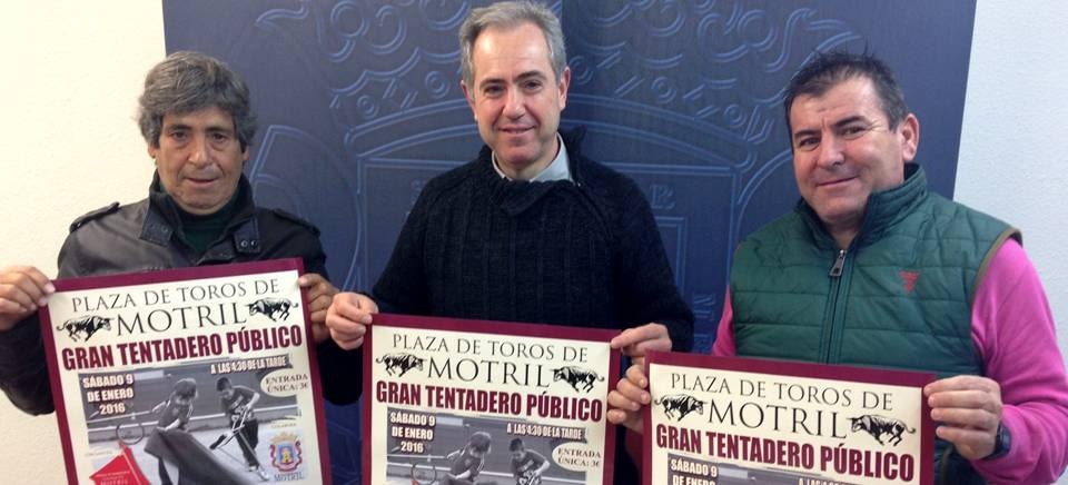 Jorge Motril (izq), Francisco Ruiz (centro) y Jorge Aguaza presentan el cartel del tentadero público de este sábado en la plaza de Motril