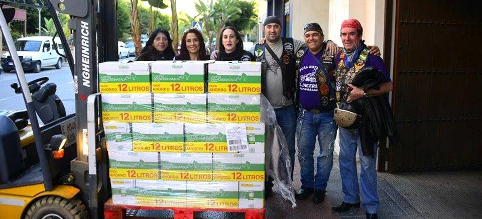 La peña motera 'El Incerso' entrega 700 litros de leche a Cáritas