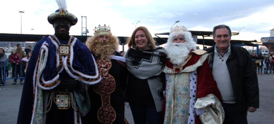 Los Reyes Magos desembarcan en el Puerto de Motril cargados de ilusión y con más de 8.000 kilos de caramelos