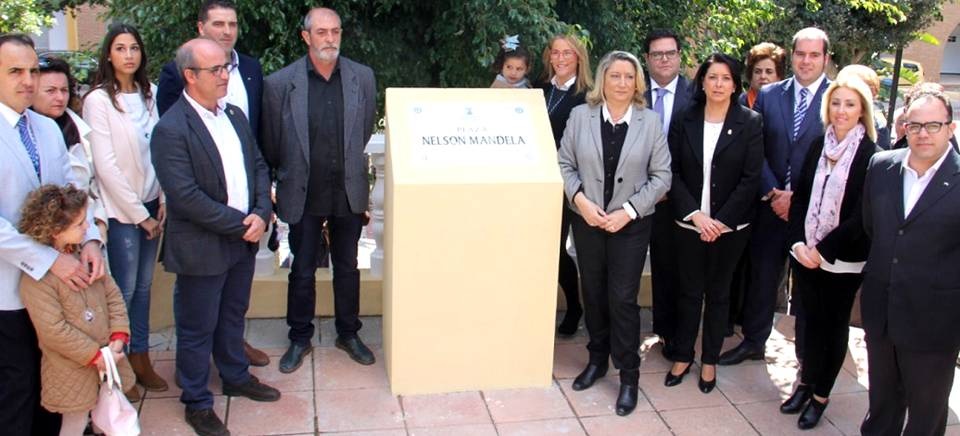 Almuñécar celebra el Día de Andalucía con el izado de la bandera y la inauguración de la plaza Nelson Mandela