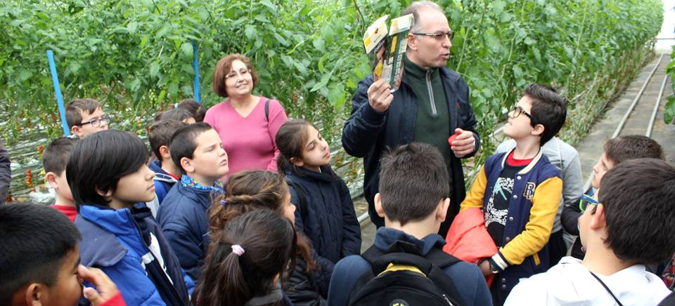 Alumnos de primaria de Motril conocen el trabajo de los agricultores.png