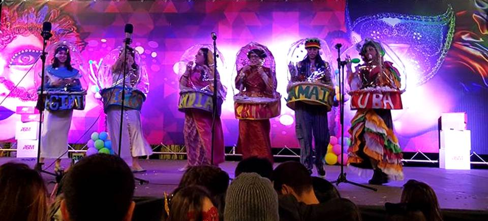 Concurso de disfraces 'Gran Fiesta del Carnaval' Almuñécar 2016. 2º premio Grupo Largo. 'Las bolas viajeras del mundo'