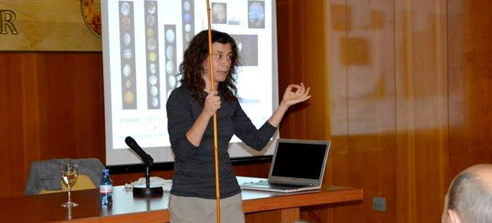 El público llenó la sala de conferencias para escuchar a la profesora de Astrofísica de la UGR Isabel Pérez