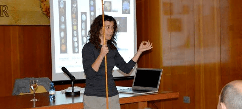 El público llenó la sala de conferencias para escuchar a la profesora de Astrofísica de la UGR Isabel Pérez