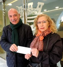 Alejandra Pozo Martín ha recibido de manos del presidente de Mancomunidad, Sergio García Alabarce, una donación económica