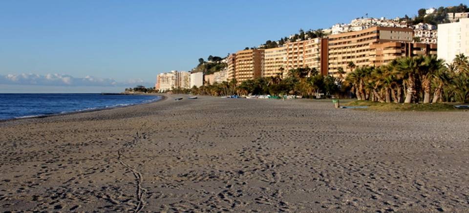 El Ayto. de Almuñécar lleva a cabo labores de mantenimiento de las playas sexitanas de cara a la Semana Santa