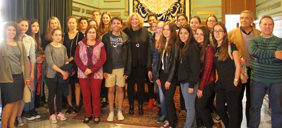 La alcaldesa de Motril recibe en el Ayuntamiento a una decena de alumnos alemanes