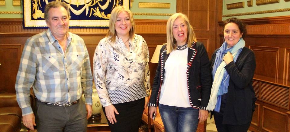 La alcaldesa,  Flor Almón, junto a los tenientes de alcalde María Ángeles Escámez y Antonio Escámez y la técnica de Formación y Empleo