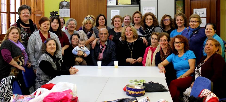 La alcaldesa visita los Talleres Sociales de Adultos, en los que participan cerca de 200 personas
