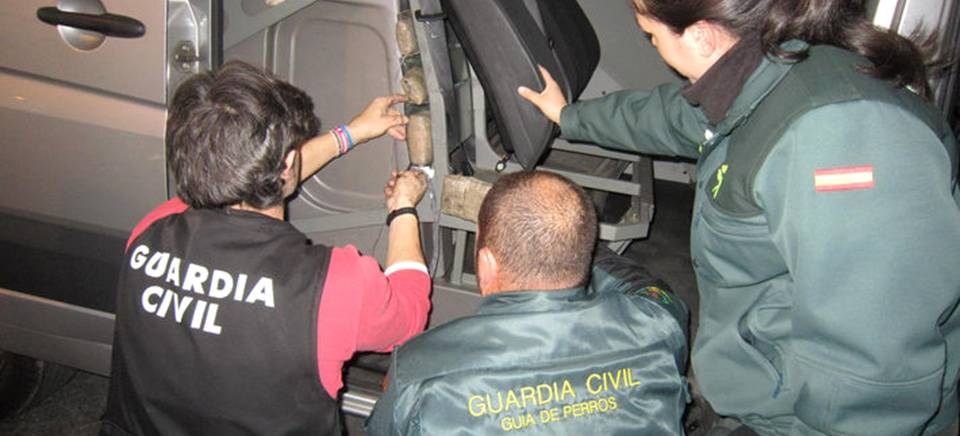 La Guardia Civil halla 16 kilos de hachís en el doble fondo de una furgoneta en el Puerto de Motril