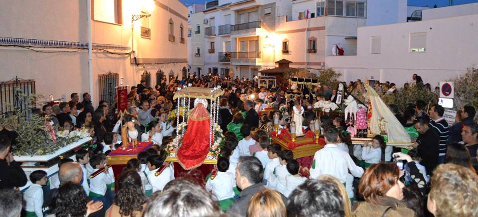 Los Macarenos salieron a las calles de Almuñécar con diecinueve pasos infantiles