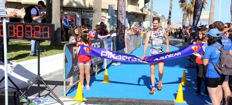 Andrés Carnivalli del Castillo y Jessica Pérez Torrente fueron los vencedores del III Triatlón Desafío Pikaeras Elite de Almuñécar