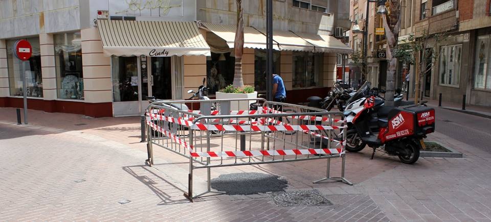 El Ayto. de Motril tapa con asfalto de forma provisional el socavón de la plaza Bustamante