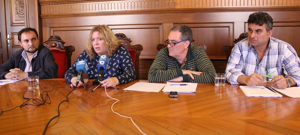 La alcaldesa de Motril, Flor Almón, en rueda ... García (dcha) y Miguel Ángel Muñoz (Izq)