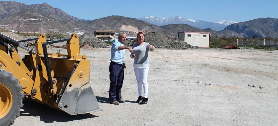 La alcaldesa de Salobreña, María Ugenia Rufino, visita las obras del apeadero de autobuses de Salobreña