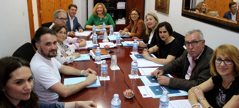 La alcaldesa muestra su compromiso para que el Ayuntamiento vuelva a apoyar económicamente a la UNED de Motril