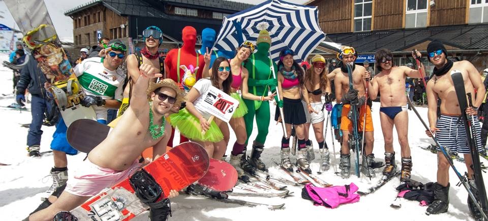 La Costa Tropical se promociona en Sierra Nevada coincidiendo con la bajada en bañador de más de 300 esquiadores