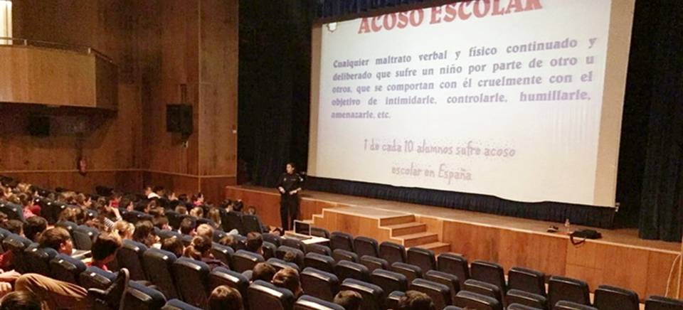 La Policía Local de Almuñécar informa a los estudiantes sexitanos sobre el acoso escolar y el ciberacoso