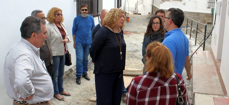 Las calles Granados y La Fuente del anejo de La Garnatilla cambian su imagen