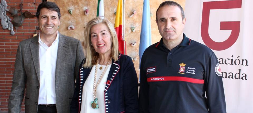 María Ángeles Escámez con el vicepresidente de Diputación, Pedro Fernández, y el técnico del Consosrcio de Bomberos2